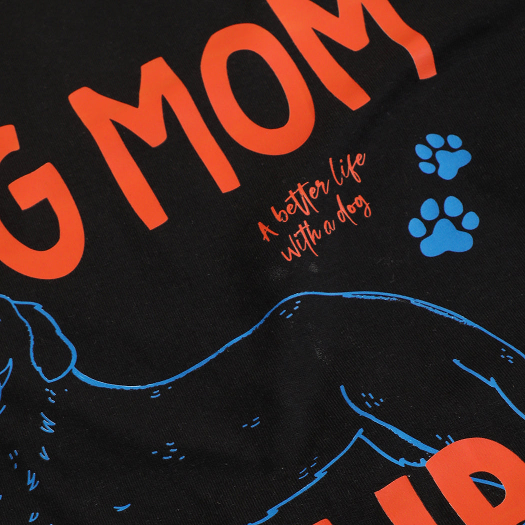 Dog Mom Club Golden Retriever t-shirt in black, detail view